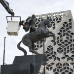 Restauran el monumento a Bustos frente al Centro Cívico