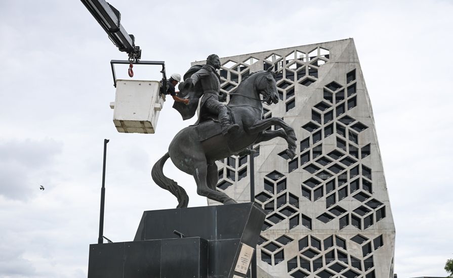 Restauran el monumento a Bustos frente al Centro Cívico