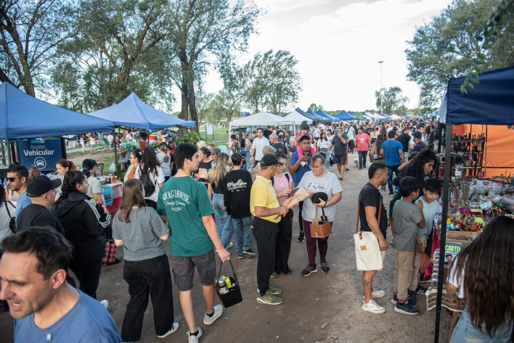 Una multitud acompañó una nueva edición de la feria El Reventón en el parador del Río