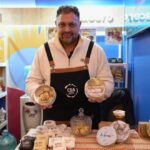 Un expositor del programa “CBA Vidriera Productiva”, ganador en la categoría de mejor alfajor cordobés