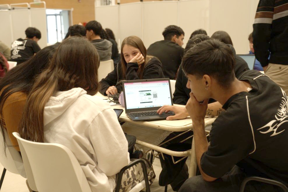 Más de 400 estudiantes participaron en los talleres preparatorios para el concurso “Usinas de Ideas con IA”
