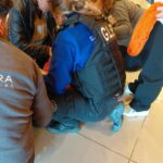 Rápida intervención de la Guardia de Prevención en asistencia a un adolescente en un centro comercial