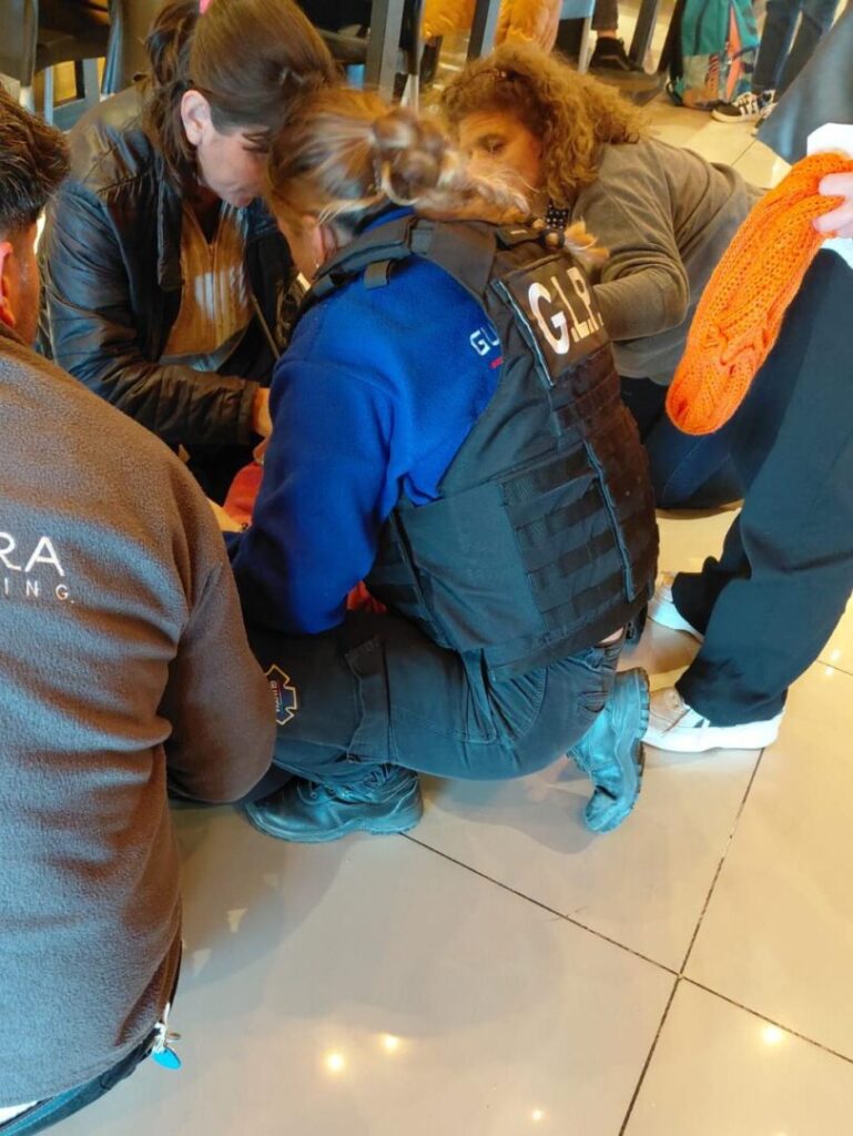 Rápida intervención de la Guardia de Prevención en asistencia a un adolescente en un centro comercial