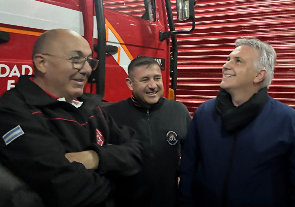 En Los Cisnes, Llaryora inauguró obras y entregó aportes para el fortalecimiento institucional