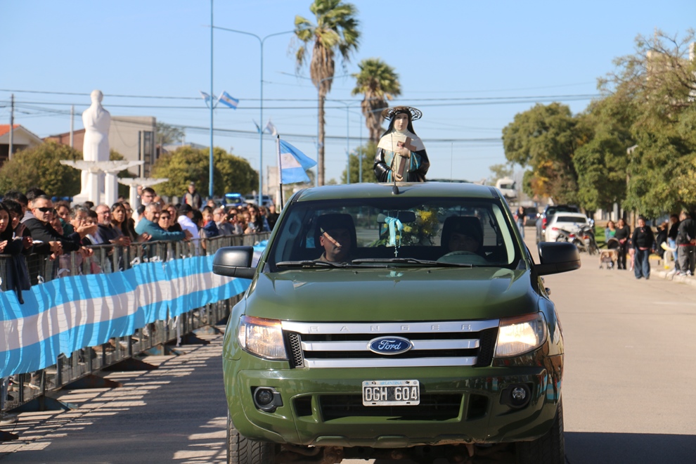 Holmberg celebró sus fiestas patronales con desfile, misa y apoyo del Gobierno provincial