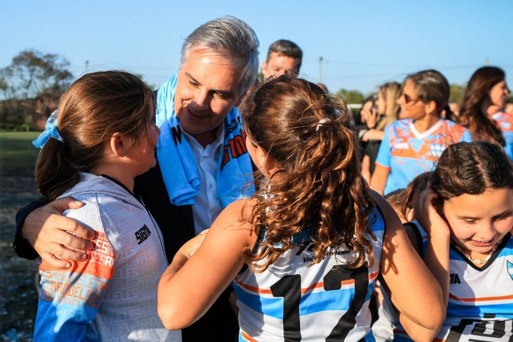 Un hito deportivo para Laboulaye: Llaryora inauguró una cancha de hockey olímpica