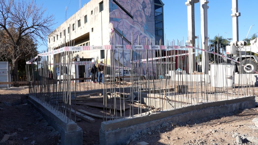 Universidad Provincial: con el montaje columnas, avanza la construcción de la sede de barrio Villa El Libertador