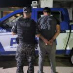 Adolescente participó en siniestro vial en motocicleta recientemente sustraída. Su progenitor fue a auxiliarlo en un automóvil sustraído en enero de este año. Quedó detenido