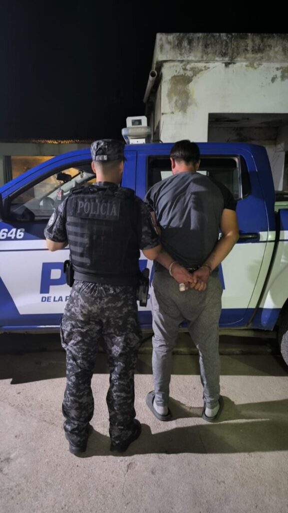 Adolescente participó en siniestro vial en motocicleta recientemente sustraída. Su progenitor fue a auxiliarlo en un automóvil sustraído en enero de este año. Quedó detenido