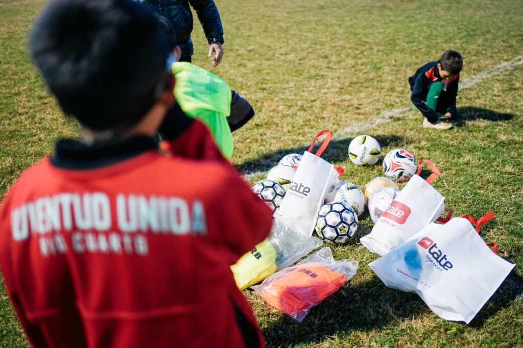 Apoyo a instituciones: se entregaron materiales deportivos a siete clubes sociales de la ciudad