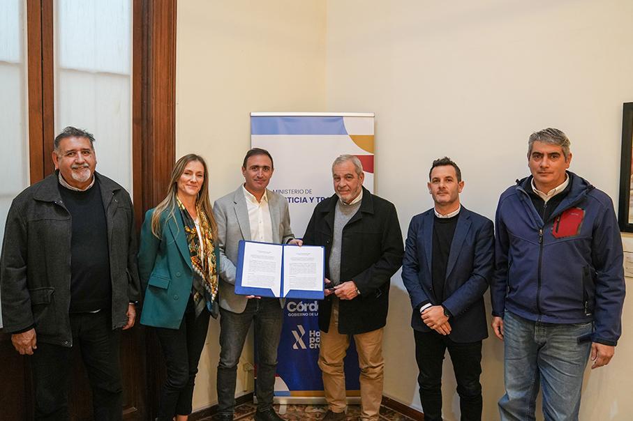 El Ministerio de Justicia y Trabajo y el Colegio de Agrimensores firmaron un acuerdo para facilitar la regularización de títulos