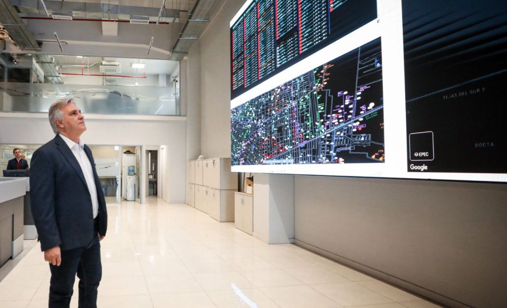 Llaryora recorrió el nuevo Centro de Control de Alumbrado Público Inteligente de EPEC