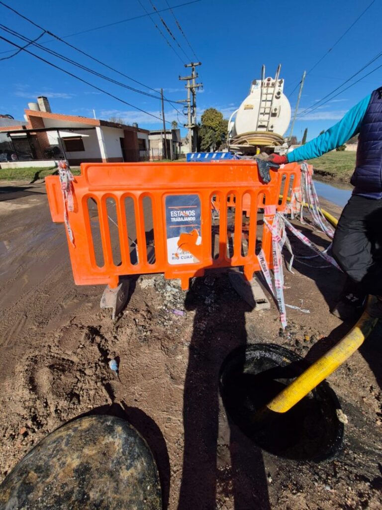 EMOS: Realizan trabajos de desobstrucción en colectora de cloacas en cercanías al cementerio