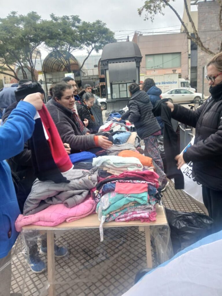 El frío golpea fuerte y la solidaridad responde: realizan una campaña de abrigo en Río Cuarto