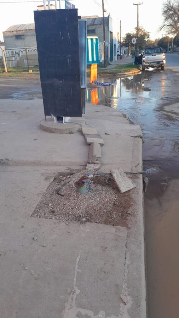 Depresión de napas en calle Sarmiento previa al recambio del troncal cloacal