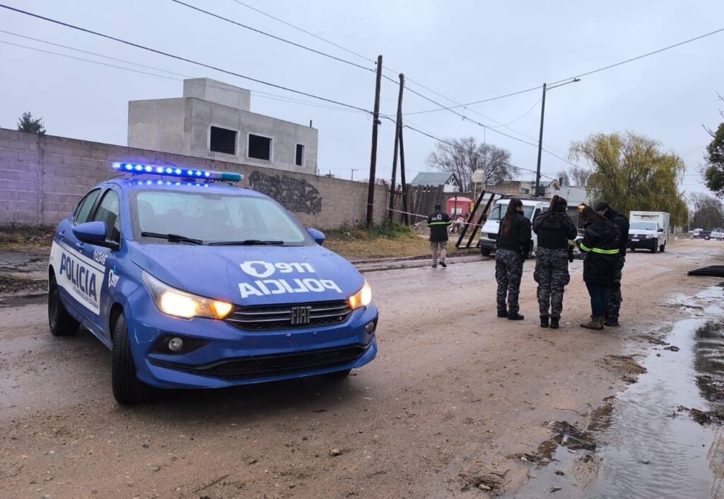 Un hombre murió tras caer de un utilitario mientras descargaba estructuras metálicas en Banda Norte