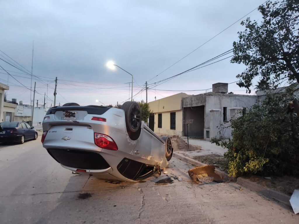 Volcó un automóvil: el conductor resultó ileso