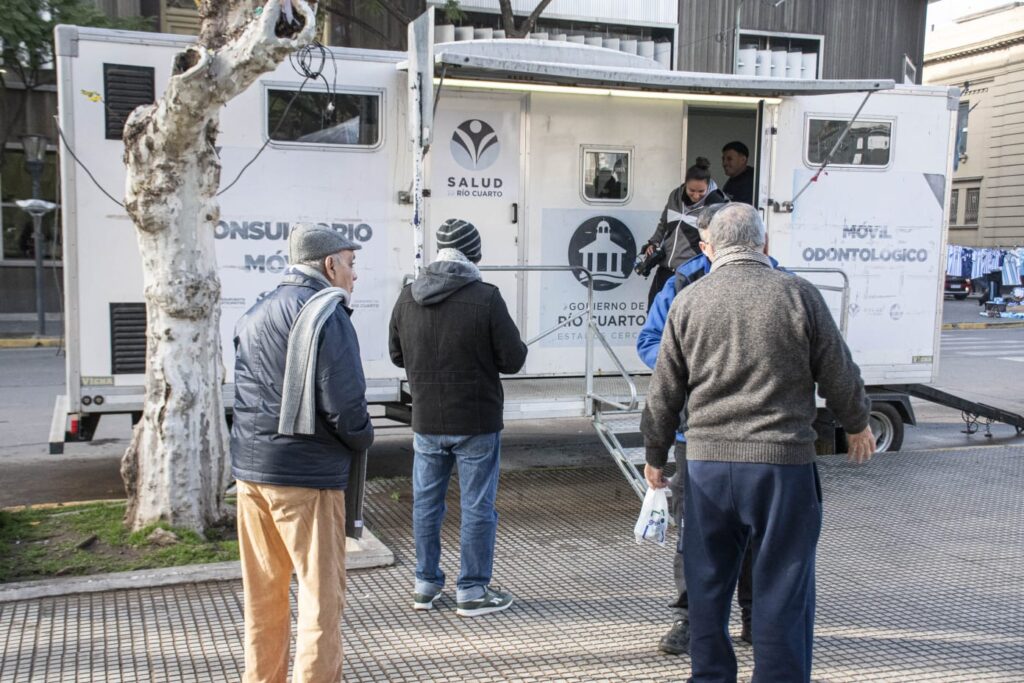 Más vecinos accedieron a la vacuna antigripal durante el operativo realizado en Plaza Roca, que se repetirá el día de hoy