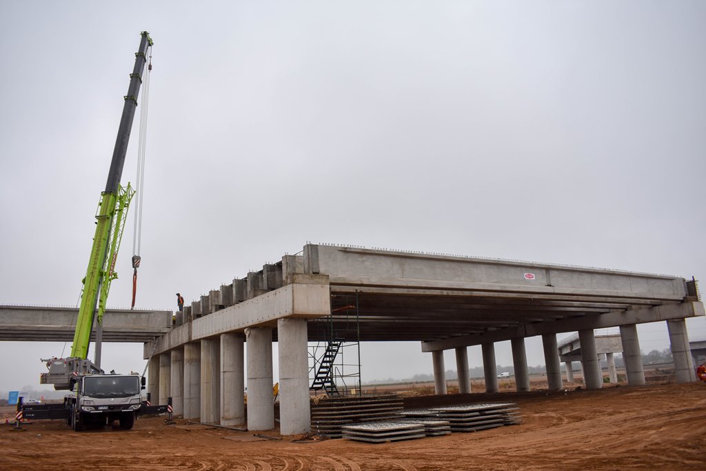 Circunvalación Río Cuarto: En marcha el montaje de vigas del puente distribuidor sobre RN 8
