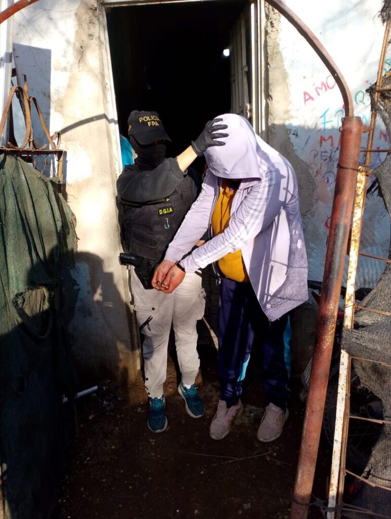 Río Cuarto: madre, hija y yerno detenidos por venta de drogas en barrio Banda Norte