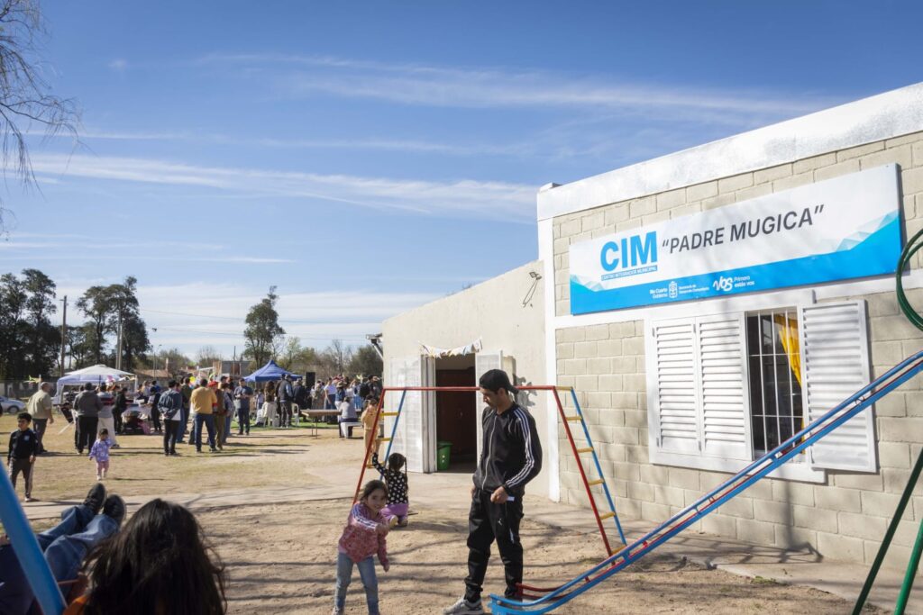 El CIM Padre Mugica inauguró un nuevo SUM y una cancha de fútbol sintético