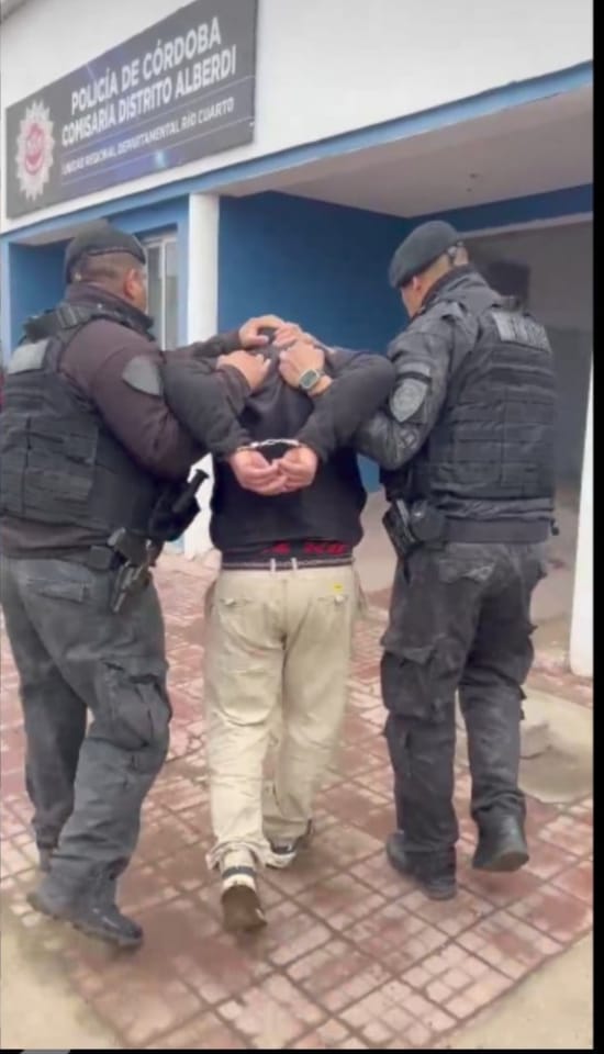 Un hombre fue detenido por el hurto de un maletín y al momento de la aprehensión se constató que poseía orden de detención.