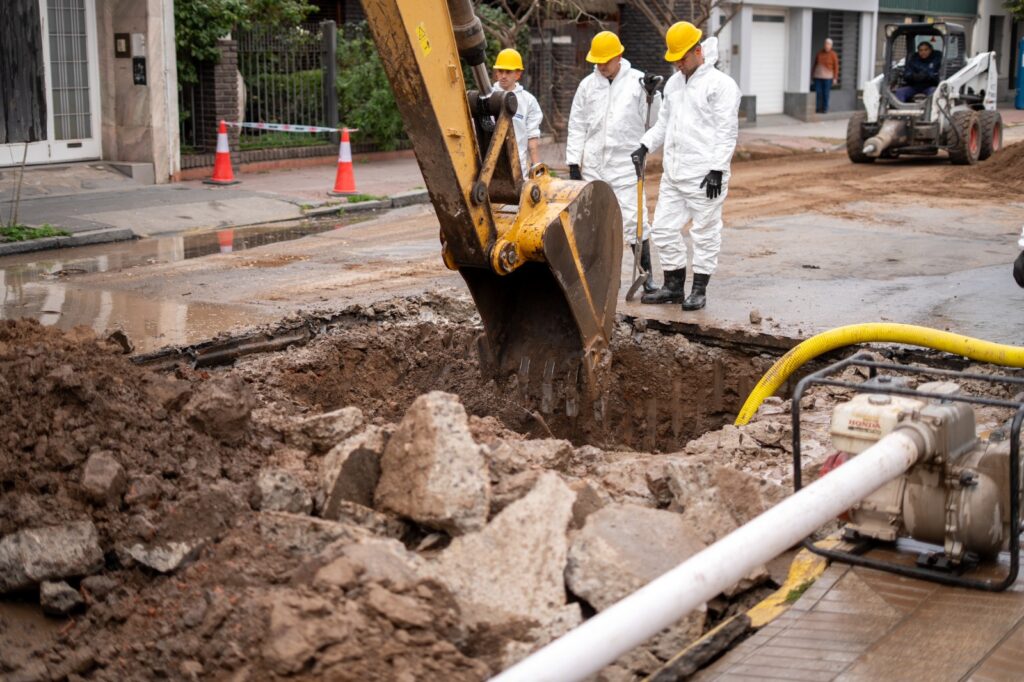 Continúan los trabajos de reparación en la cañería troncal de agua de calle Alvear