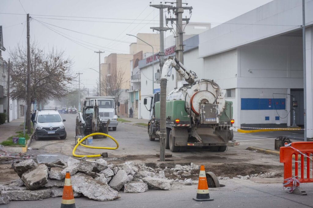 Reparación de cañería distribuidora: El EMOS trabaja sobre la red de agua potable en Av. España al 300.