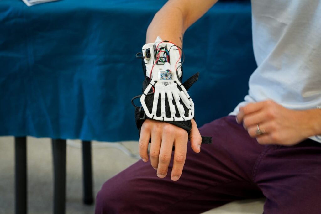 Estudiantes cordobeses crearon una mano robótica para rehabilitación de personas con Parkinson y artritis