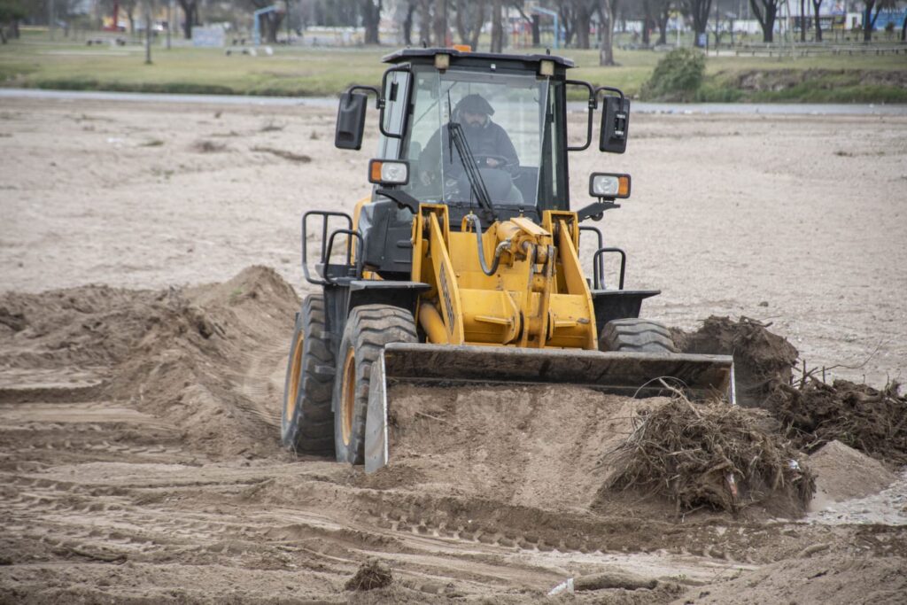 El Gobierno de Rio Cuarto realiza tareas de limpieza y mantenimiento en el río para anticiparse a la temporada de tormentas