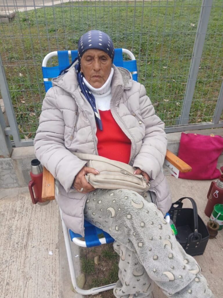 Una madre se encadenó frente a Tribunales para reclamar la internación de su hijo con problemas de adicción