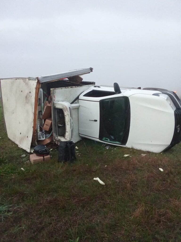 Despiste y vuelco de una camioneta en Ruta Nacional 8: el conductor resultó ileso