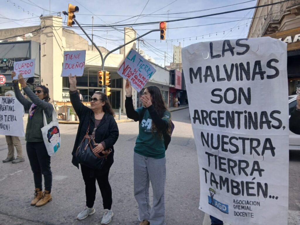 La Multisectorial Río Cuarto realizó una semaforización para rechazar el proyecto sobre extranjerización de tierras