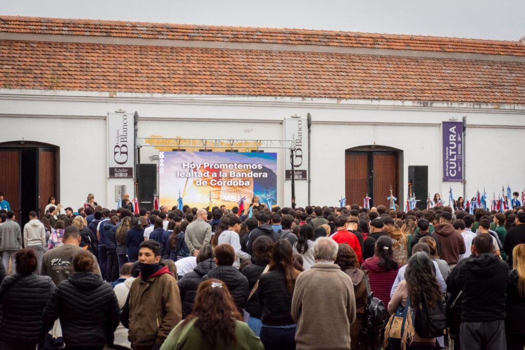 Más de 1.300 estudiantes juraron lealtad a la Bandera de Córdoba en el Galpón Blanco