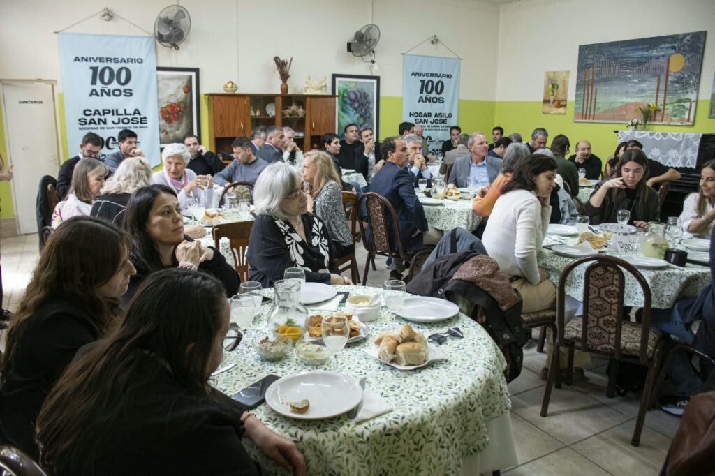 Llaryora y de Rivas acompañaron al Asilo San José en la víspera de sus 100 años