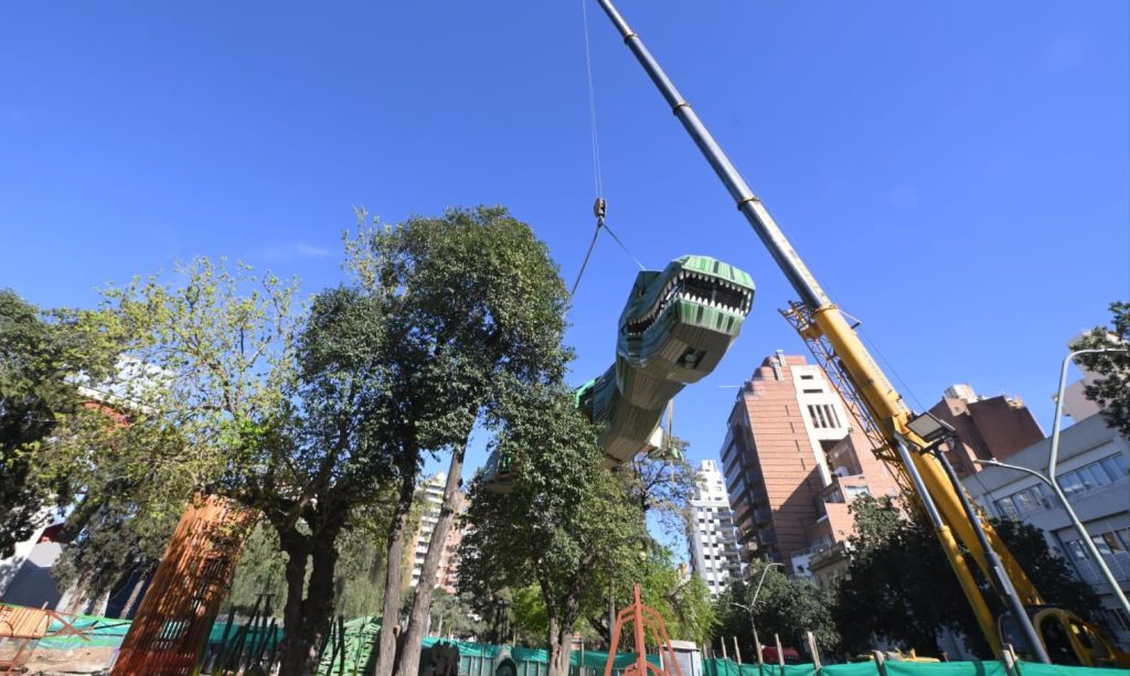 En el Parque de las Tejas ya se instala un dinosaurio gigante