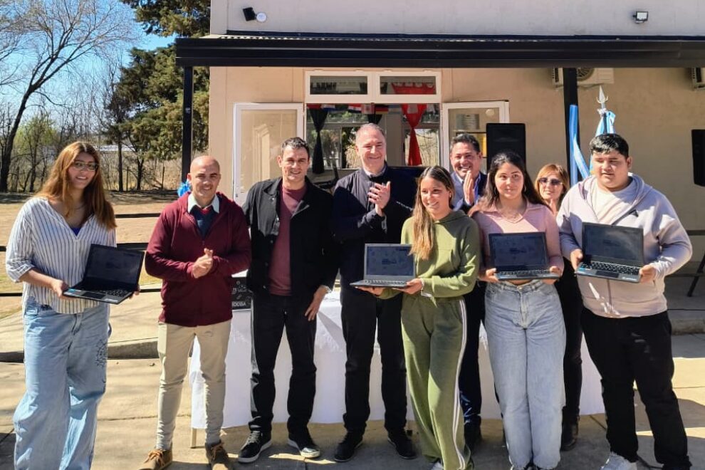 La Provincia entregó netbooks a escuelas de Villa Quillinzo, Lutti y Río de los Sauces