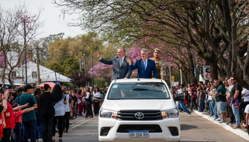 Llaryora encabezó el desfile por el 159° aniversario de Villa María