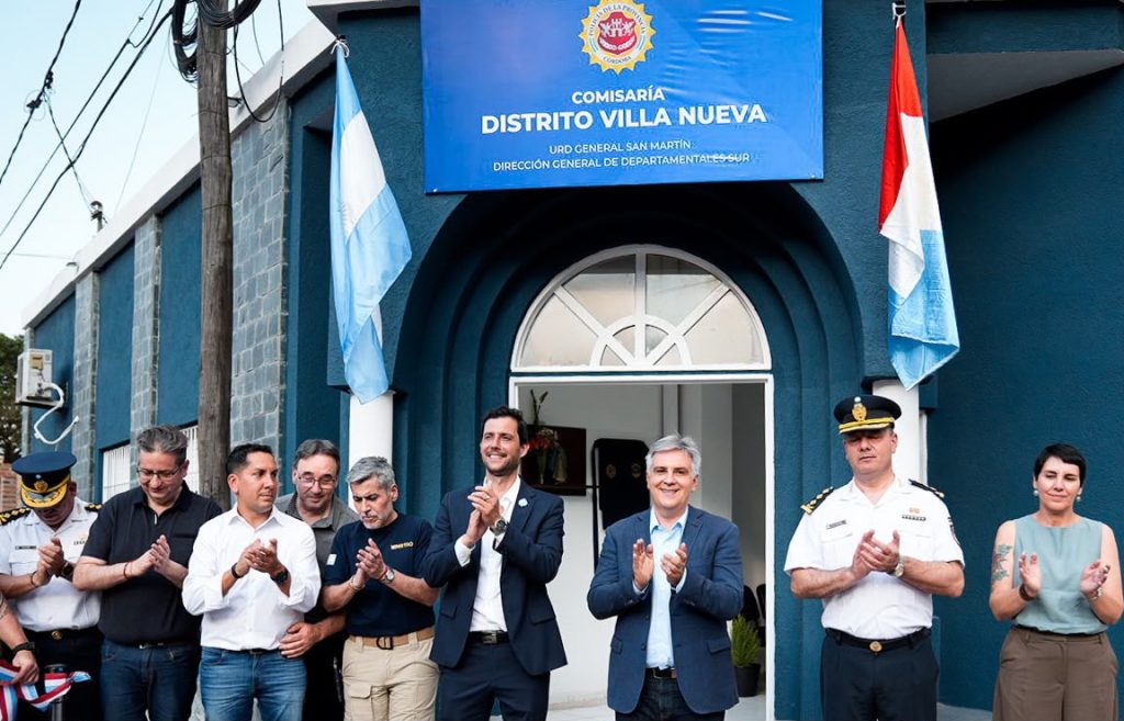 Villa Nueva: Llaryora inauguró la nueva comisaría y entregó cuatro vehículos policiales