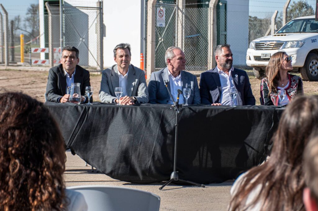 El intendente Guillermo de Rivas y el ministro Fernando Sibilla inauguraron el gas natural en el Parque Industrial del CECIS