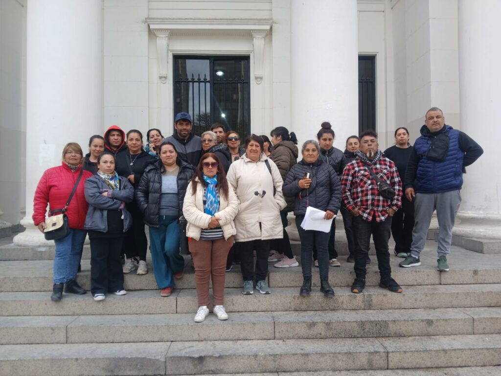 Trabajadores que cuidan coches en la Rural piden permiso al Municipio para poder trabajar: “Nos están quitando el pan”