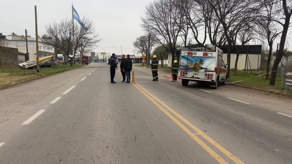 Tragedia en La Carlota: murió una joven, hay dos heridos graves y detuvieron al conductor del auto que los atropelló