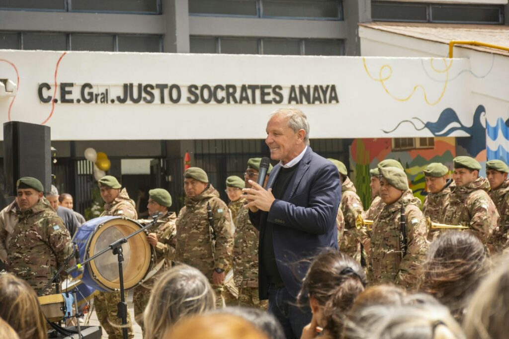 El intendente Guillermo de Rivas participó del acto por los 100 años de la escuela «General Justo Sócrates Anaya»