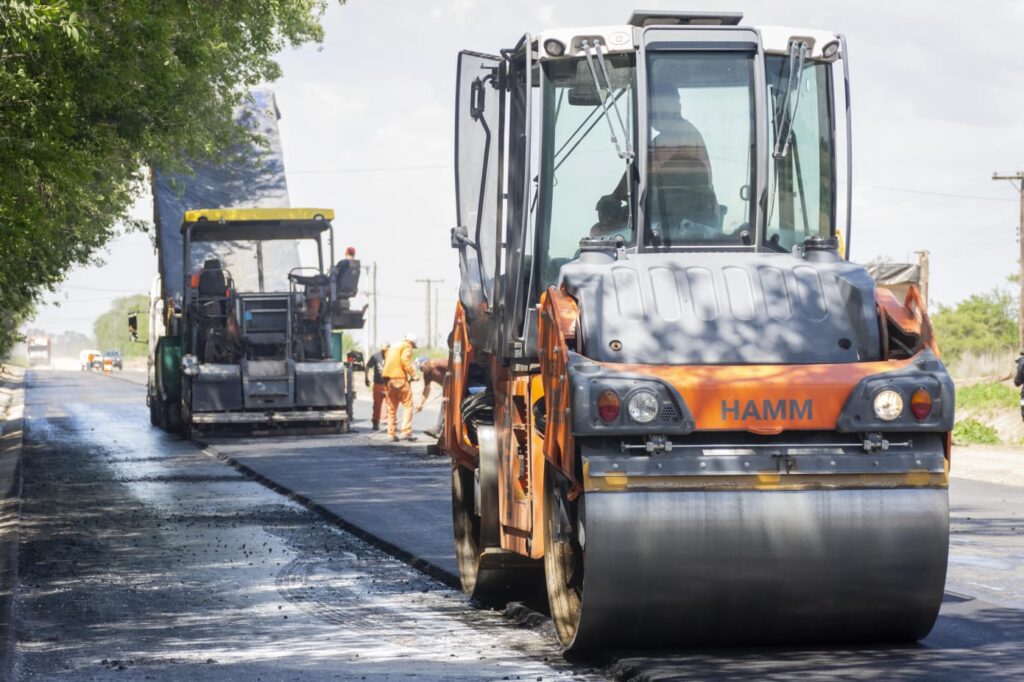 La pavimentación de la calle Juan Manuel Fangio entra en su etapa final y alcanza el 70% de avance