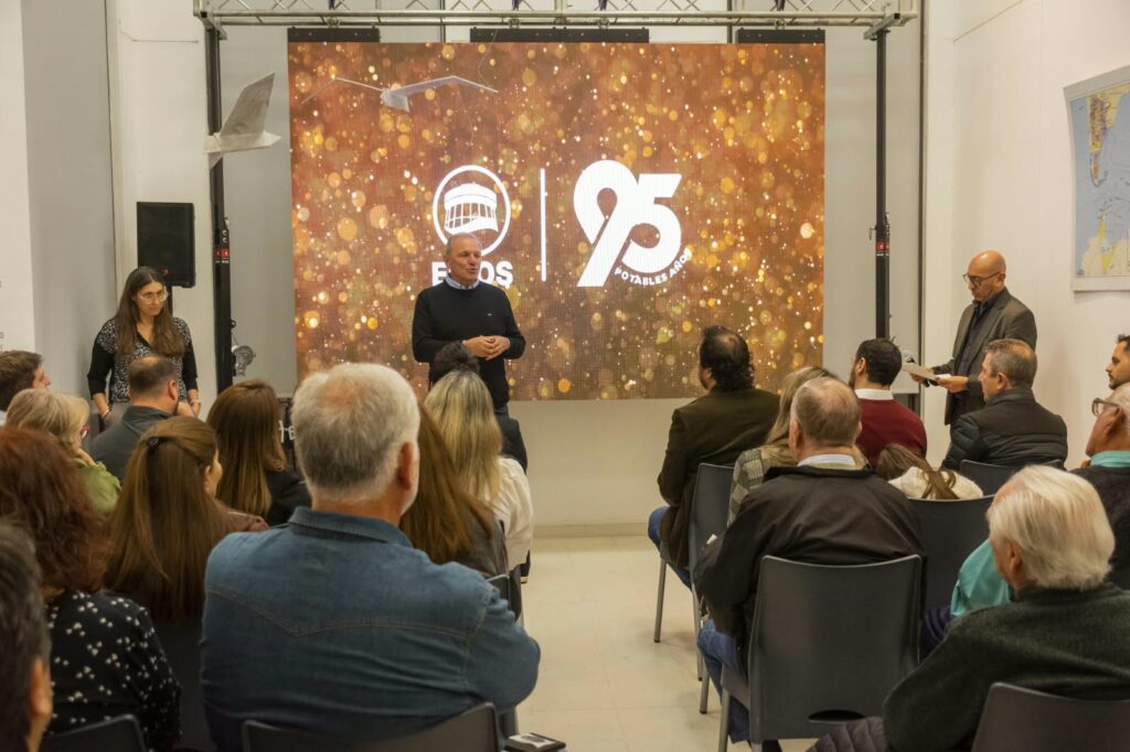 El Emos celebró 95 años de servicios en la Feria del Libro