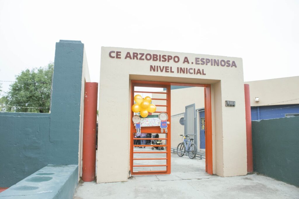 El intendente de Rivas participó de los festejos por los 50 años de la Escuela Arzobispo Mariano Espinosa en Barrio Alberdi