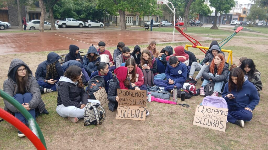 Estudiantes del Manuel Belgrano realizan una sentada y denuncian presuntos casos de acoso y abuso por parte de un docente